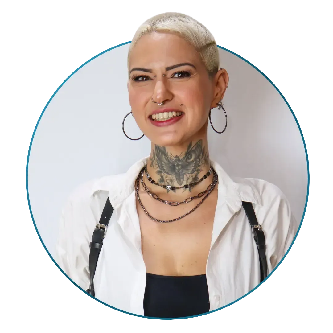 Uma mulher com uma tatuagem no pescoço está sorrindo em um círculo