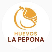 Logotipo de un pollo blanco con detalles naranjas sobre el texto “HUEVOS LA PEPONA”