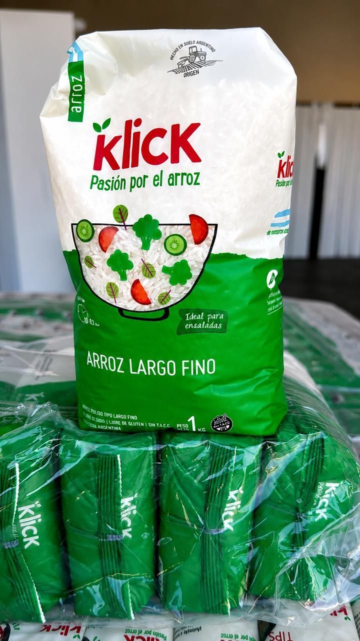 Bolsas de arroz Klick apiladas en un estante, en envases verdes y blancos.