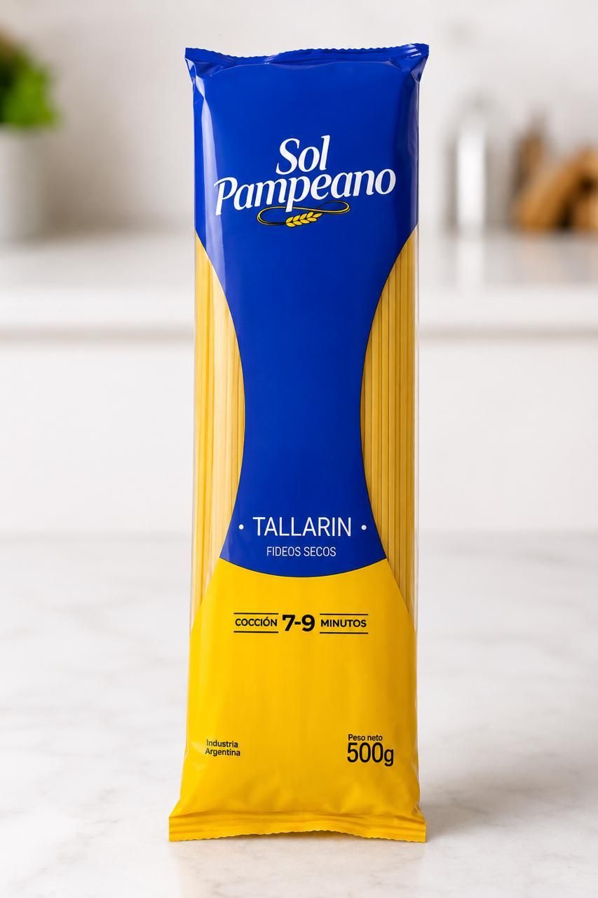 Paquete de pasta Sol Pampeno azul y amarillo en posición vertical sobre una superficie blanca.