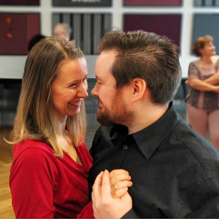 Melanie und Tim Seifert tanzen mit anderen Paaren einen Tanzkurs in ihrer Tanzschule Leipzig