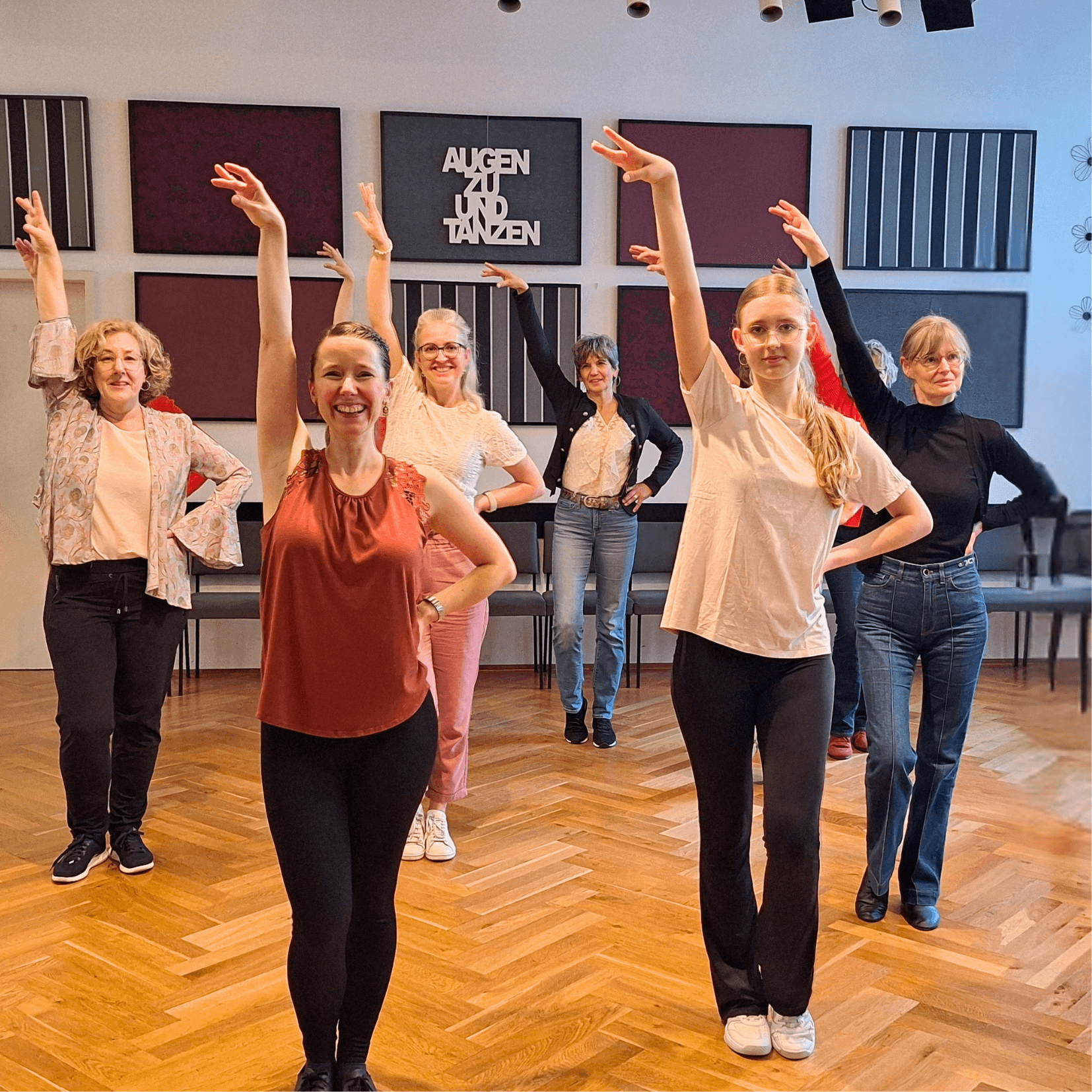 Frauen aller Altersgruppen haben Spaß beim Solotanzkurs Latin Ladies Leipzig in der Tanzschule Seifert