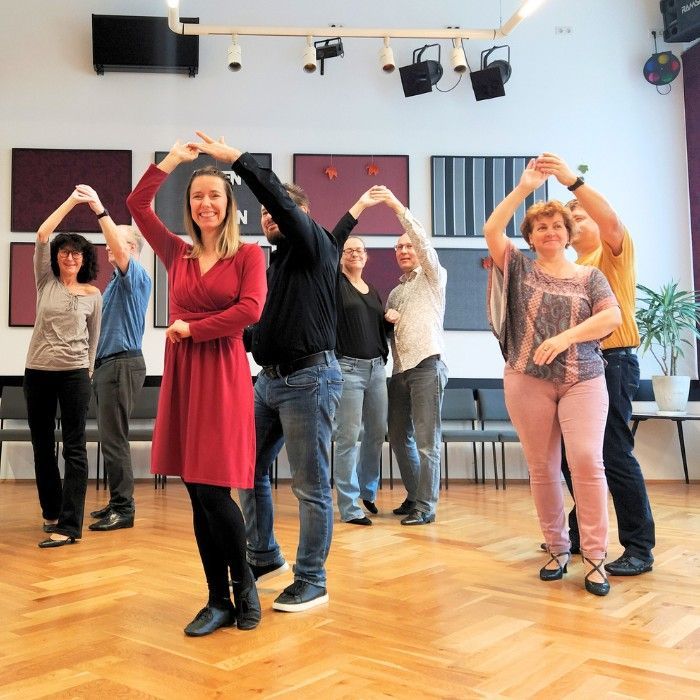 Paartanzkurs Leipzig Stufe 2 in der Tanzschule Seifert. Die Kursteilnehmer tanzen mit Spaß ein Damensolo.