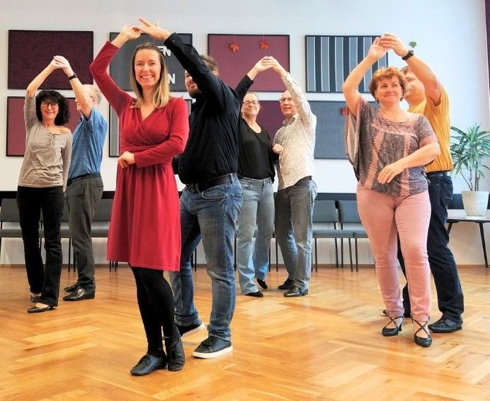 Paartanz Leipzig Fortschrischrittkurs Stufe 2: Teilnehmer tanzen ein Damensolo