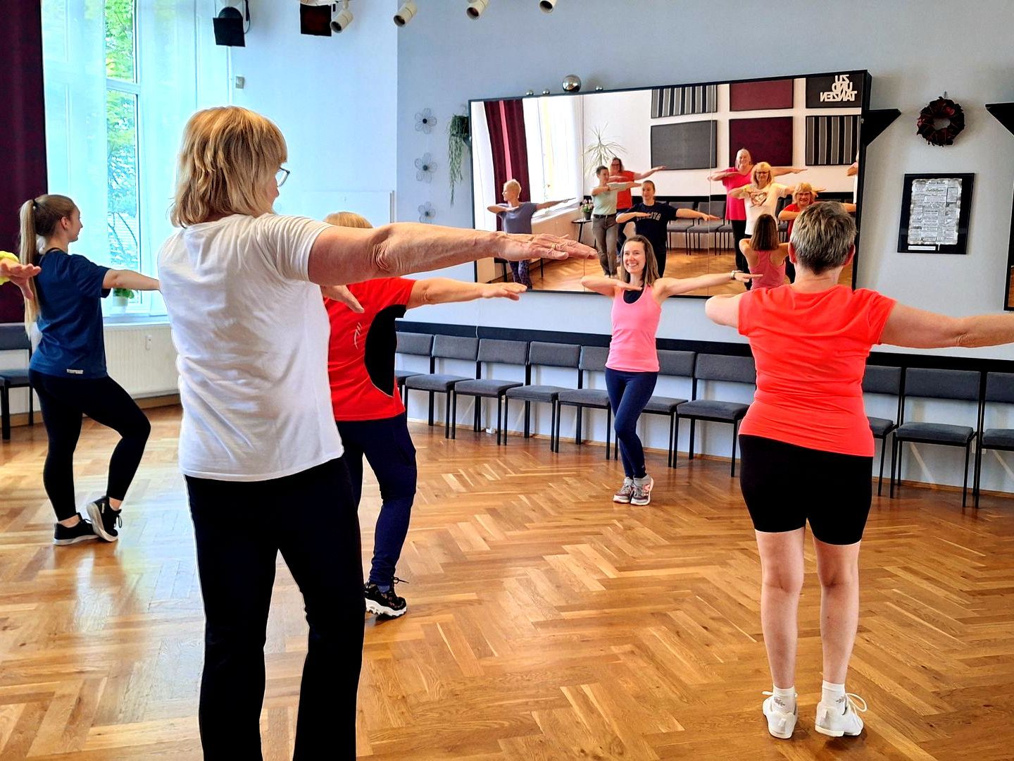 Frauen von 20-70 Jahren tanzen beim Solotanzkurs Latin Ladies Leipzig mit