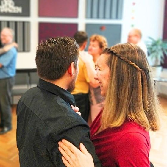Paartanz Leipzig Tanzkreis: Tim und Melanie Seifert unterrichten mit Spaß die Gruppe