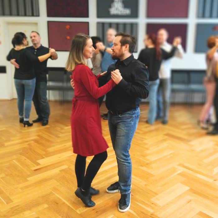 Paartanzkurs Stufe 3 und 4 der Tanzschule Seifert Leipzig. Melanie und Tim erklären die Tanzhaltung.