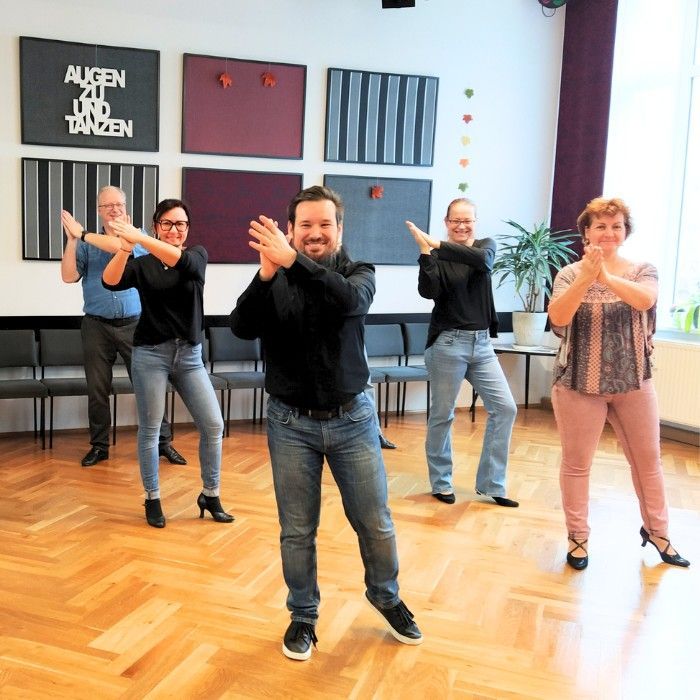 Tim Seifert und die Teilnehmer lachen und klatschen beim Solotanzkurs Linedance Leipzig in der Tanzschule Seifert