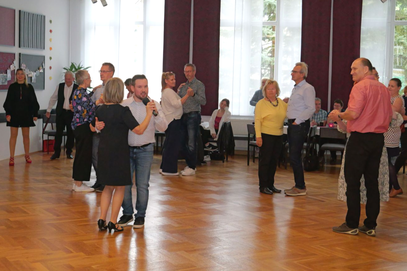 Im Tanzkurs Leipzig für Paare erklärt Tim die Discofox Grundschritt Übung