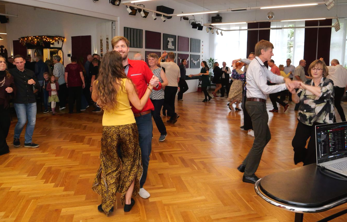 Teilnehmende des Grund-Tanzkurses Leipzig für Paare tanzen ausgelassen