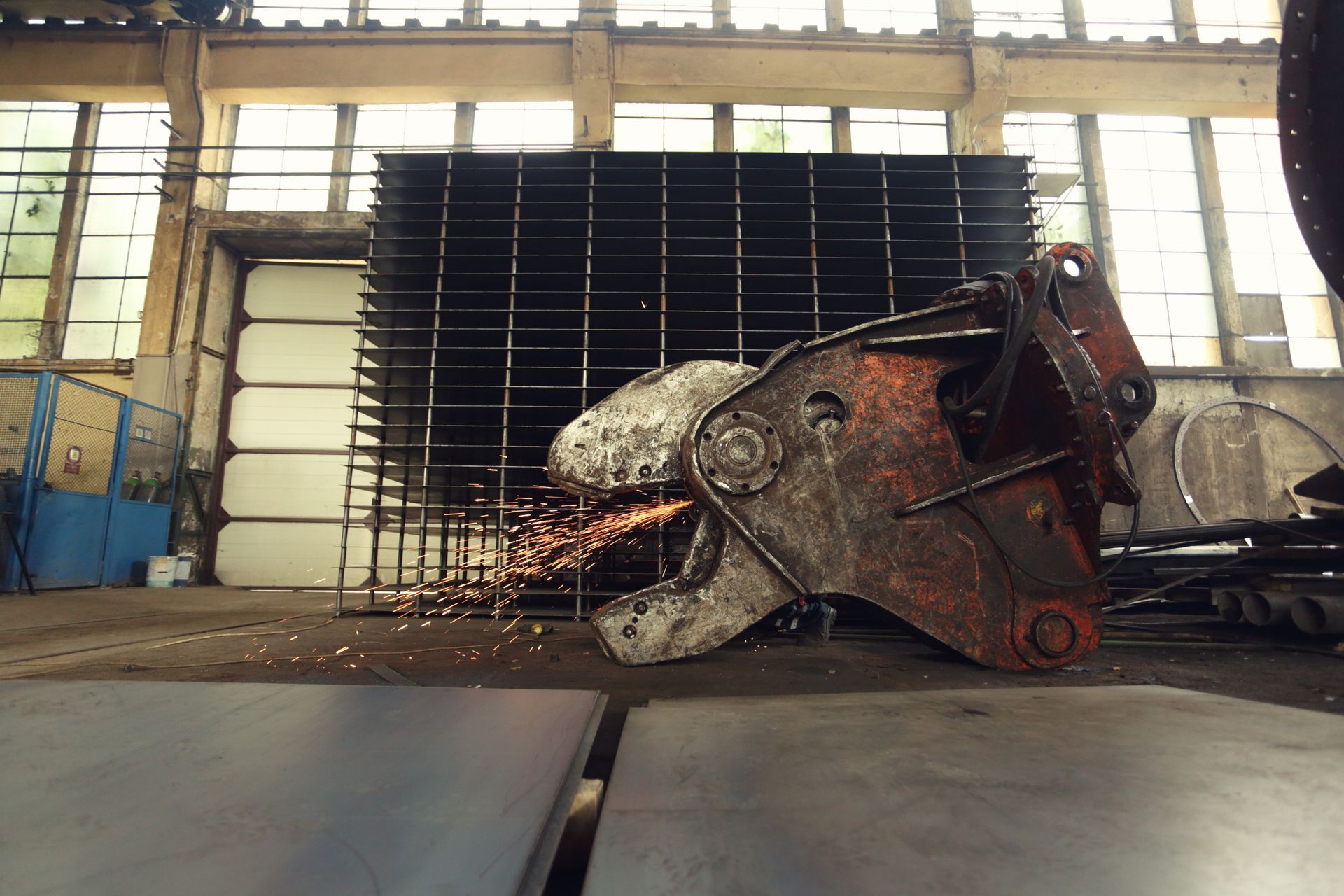 Technician performing on-site repair hydraulic metal shear, serving New Jersey.
