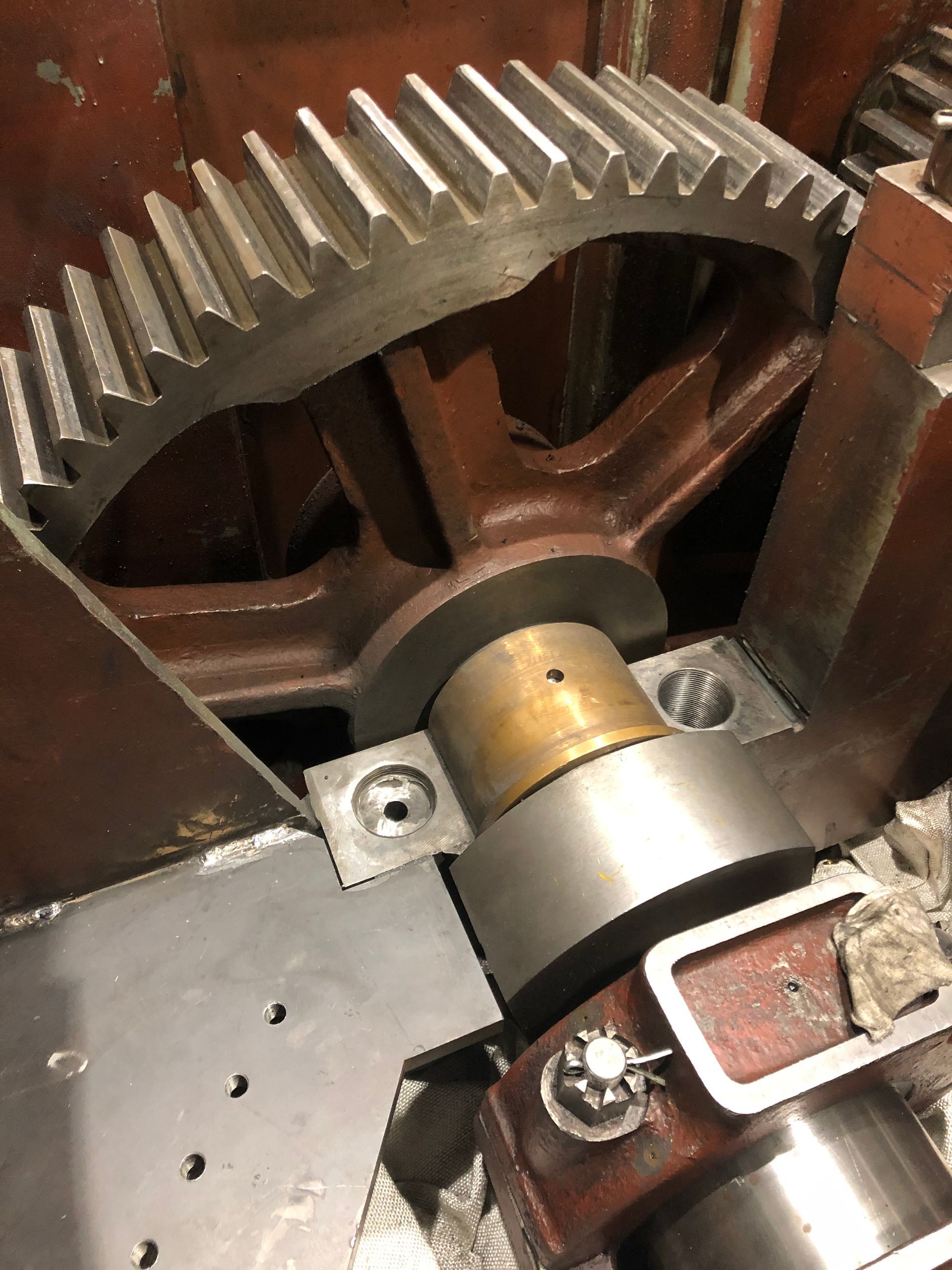 Forging press crankshaft bolt removal