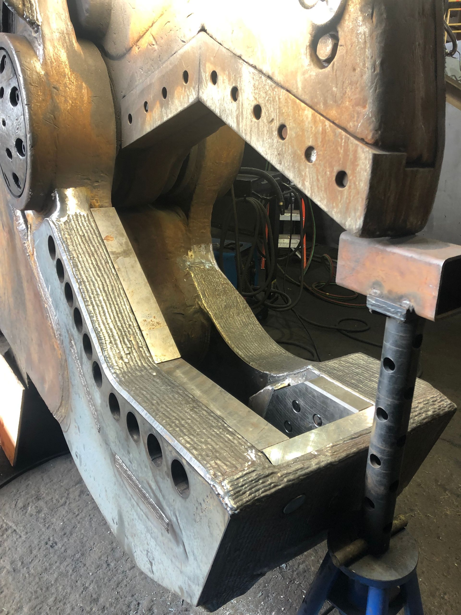 A heavily worn Labounty 7500 with a broken jaw