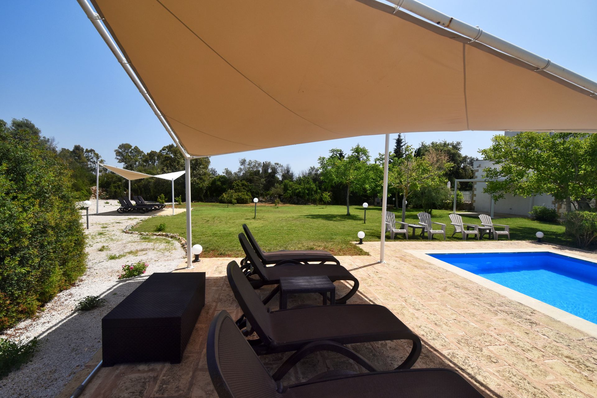 giardino masseria con piscina