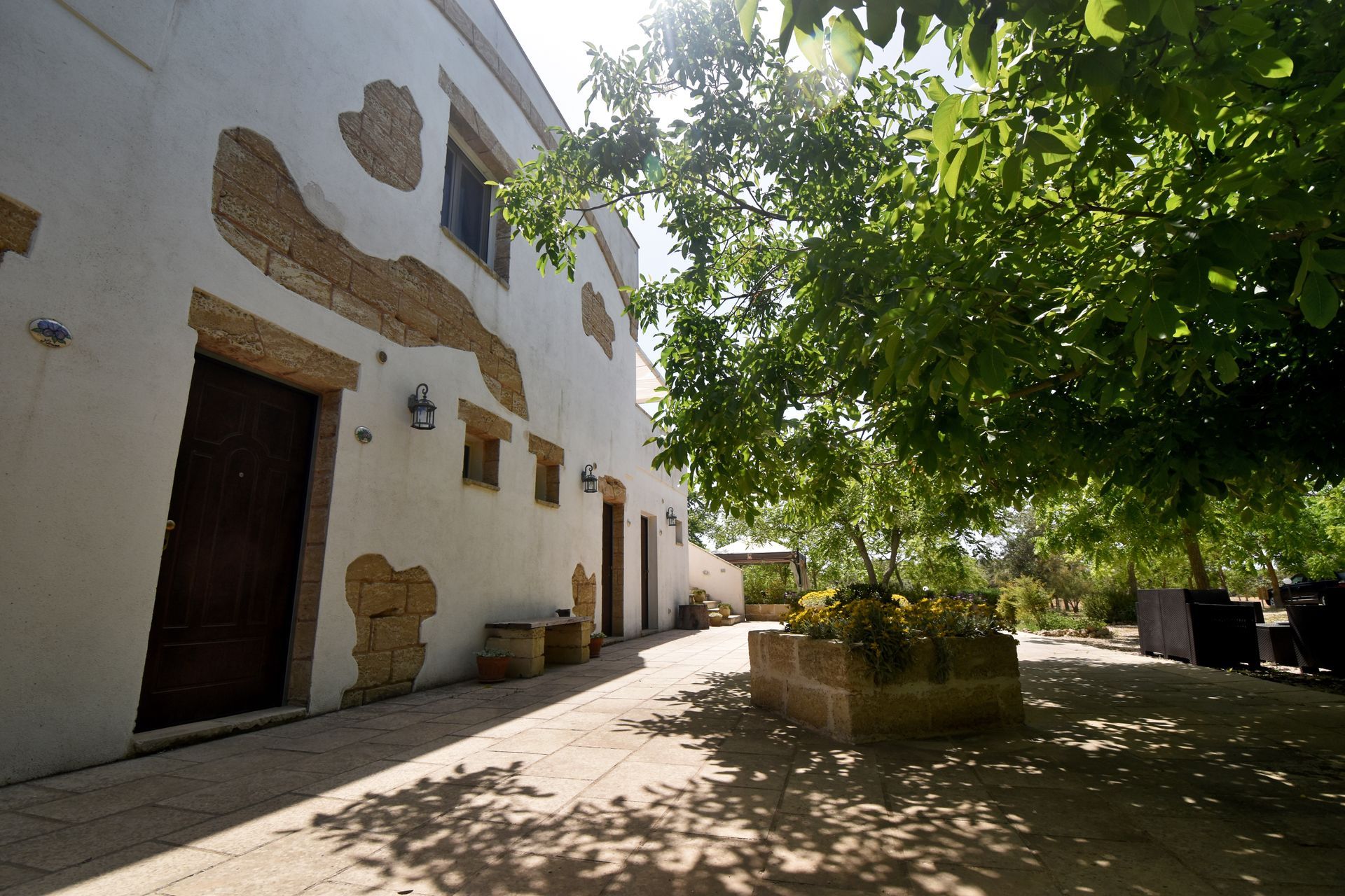 struttura masseria immersa nel verde