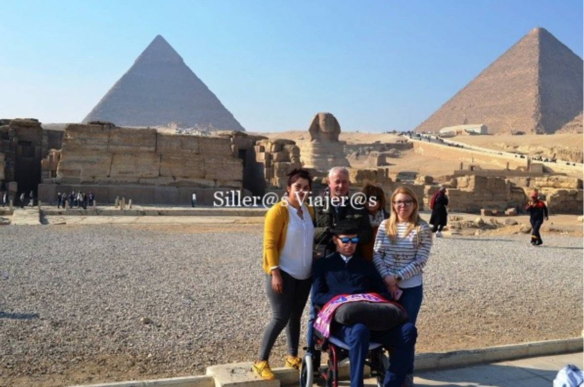 persona en egipto con silla de ruedas