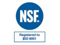 Logo NSF : cercle bleu avec « NSF » en blanc, en dessous un rectangle avec « Enregistré selon la norme ISO 9001 ».