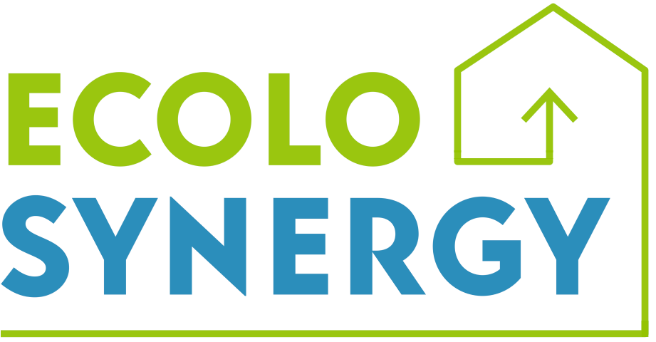 Logo « Ecolo Synergy » avec texte vert, un mot bleu et le contour d'une maison avec une flèche pointant vers le haut.