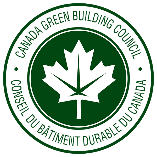 Logo du Conseil du bâtiment durable du Canada : cercle vert avec une feuille d’érable blanche et du texte en anglais et en français.