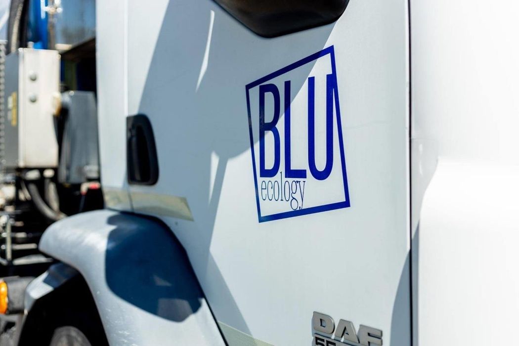 Camion bianco con logo