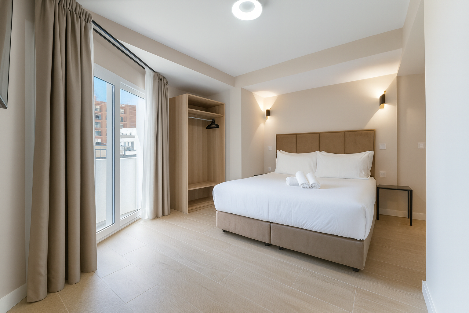 Dormitorio con cama, armario y acceso a balcón. Predominan los tonos beige y neutros.