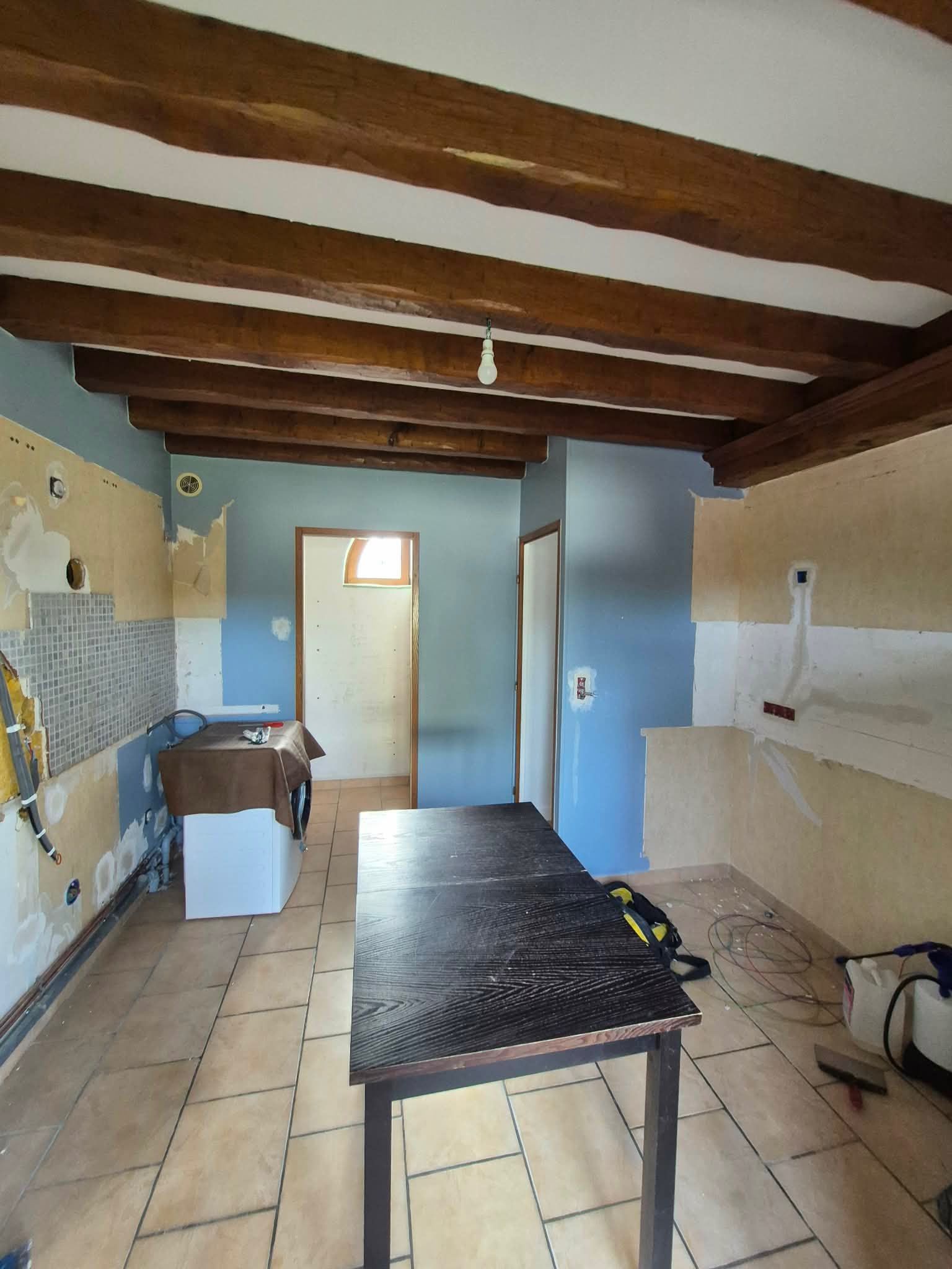 Pièce intérieure avant travaux de peinture à Évreux