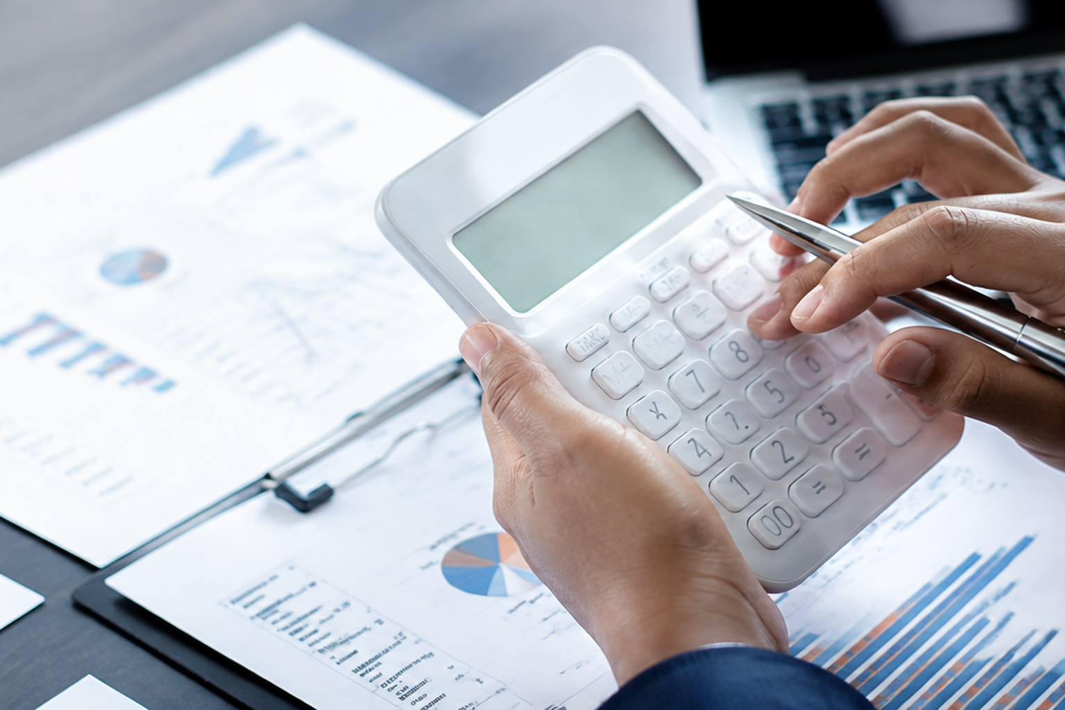 Profissional analisando impactos de IBS e CBS no ambiente SAP com gráficos fiscais e documentos.