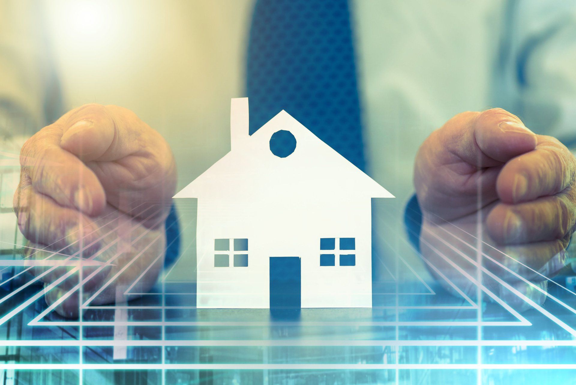 Delle mani che incorniciano l'icona di una casa bianca su una griglia digitale luminosa, suggeriscono un'assicurazione sulla casa o la sicurezza della proprietà.