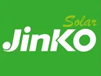 לוגו של Jinko Solar בטקסט לבן על רקע ירוק.