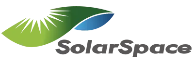 לוגו של SolarSpace עם עיצוב עלים ירוקים וכחולים. מתחת לסמל מופיע הטקסט "SolarSpace" באפור.