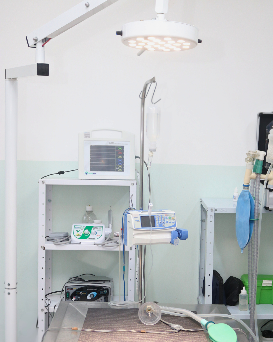 Bloco cirúrgico da castrapet bh mostrando aparelhos técnicos veterinários