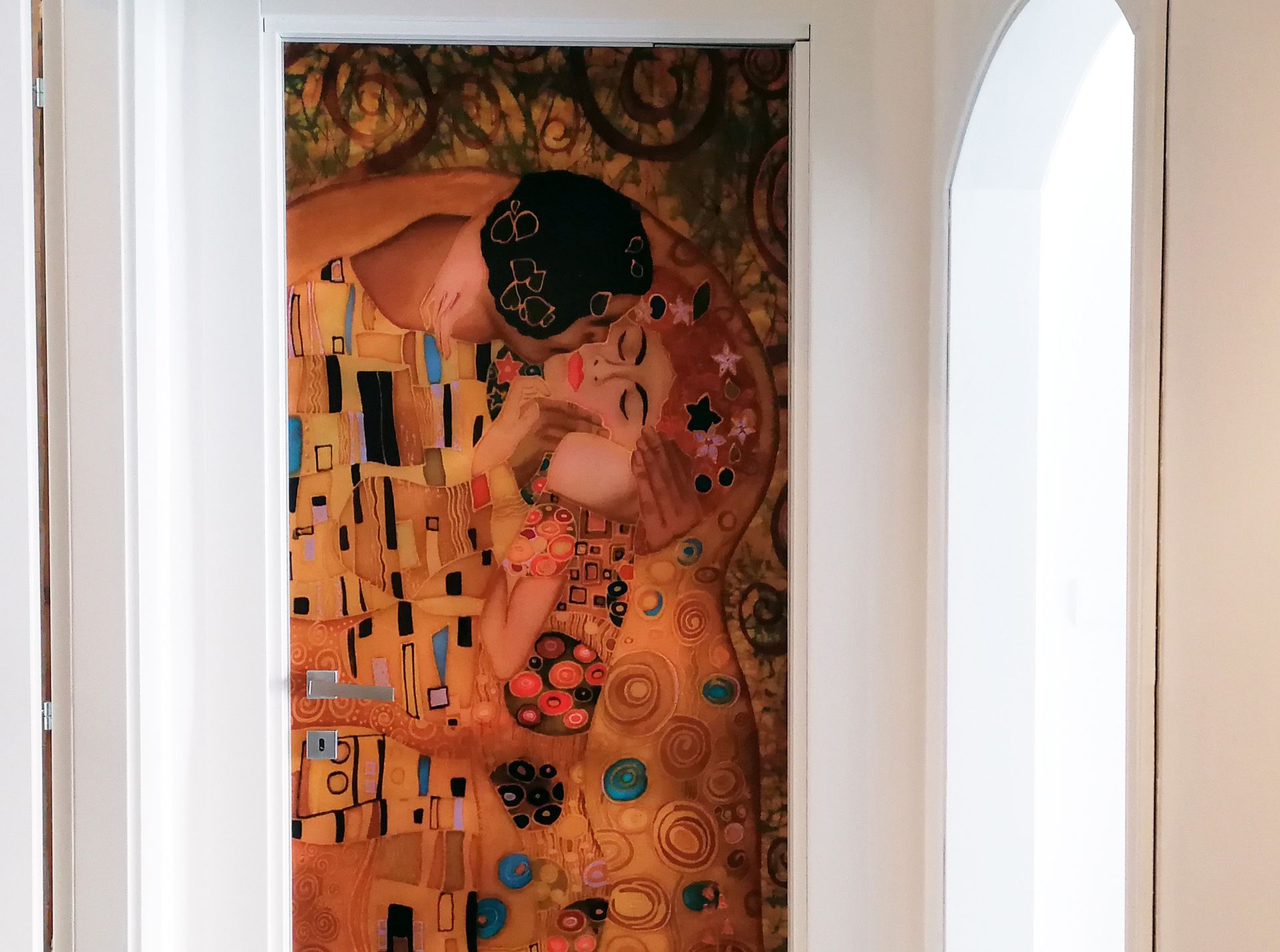 Una porta con dipinto un uomo e una donna che si baciano.