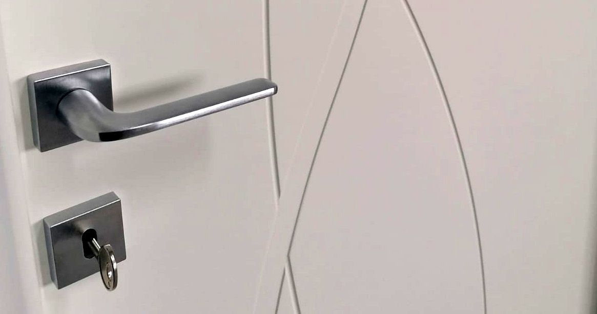 Un primo piano della maniglia di una porta con una chiave.