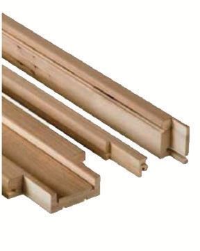 Pezzi di modanature in legno, di varie dimensioni, con profili scanalati e a gradini, ripresa angolata.