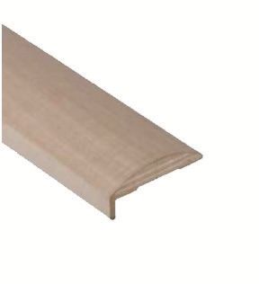 Bordo di scala in legno con bordo arrotondato, prospettiva angolata.