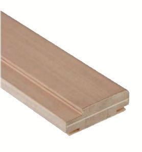 Elemento decorativo in legno con una scanalatura che corre lungo tutta la sua lunghezza.
