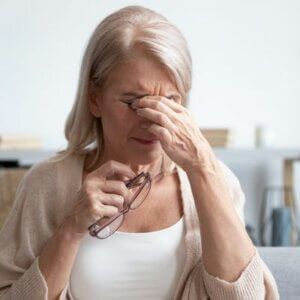 swollen eyelids in the morning