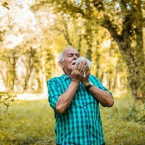 how to treat swollen eyelid