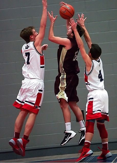 A basketball player with the number 7 on his jersey