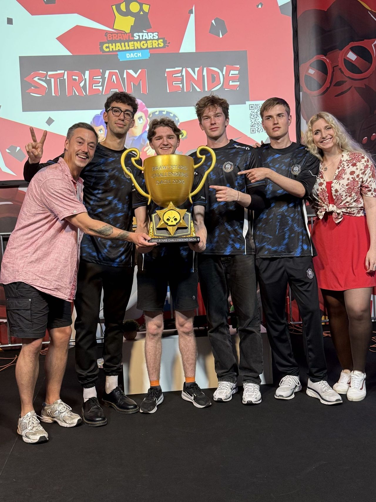 Winning team BIG with the trophy on stage