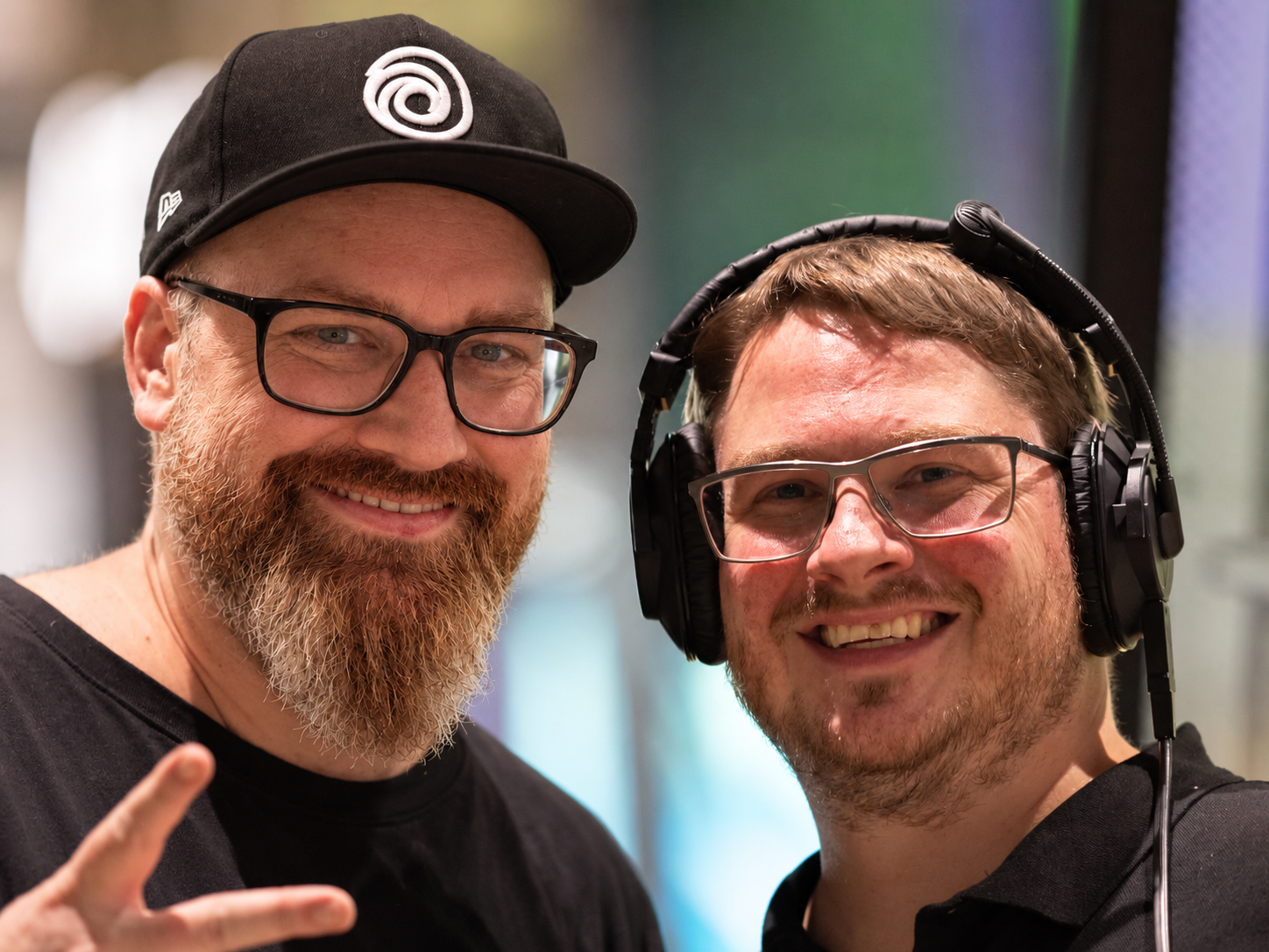 Esports-Übertragung: Geschäftsführer mit Headsets zu sehen