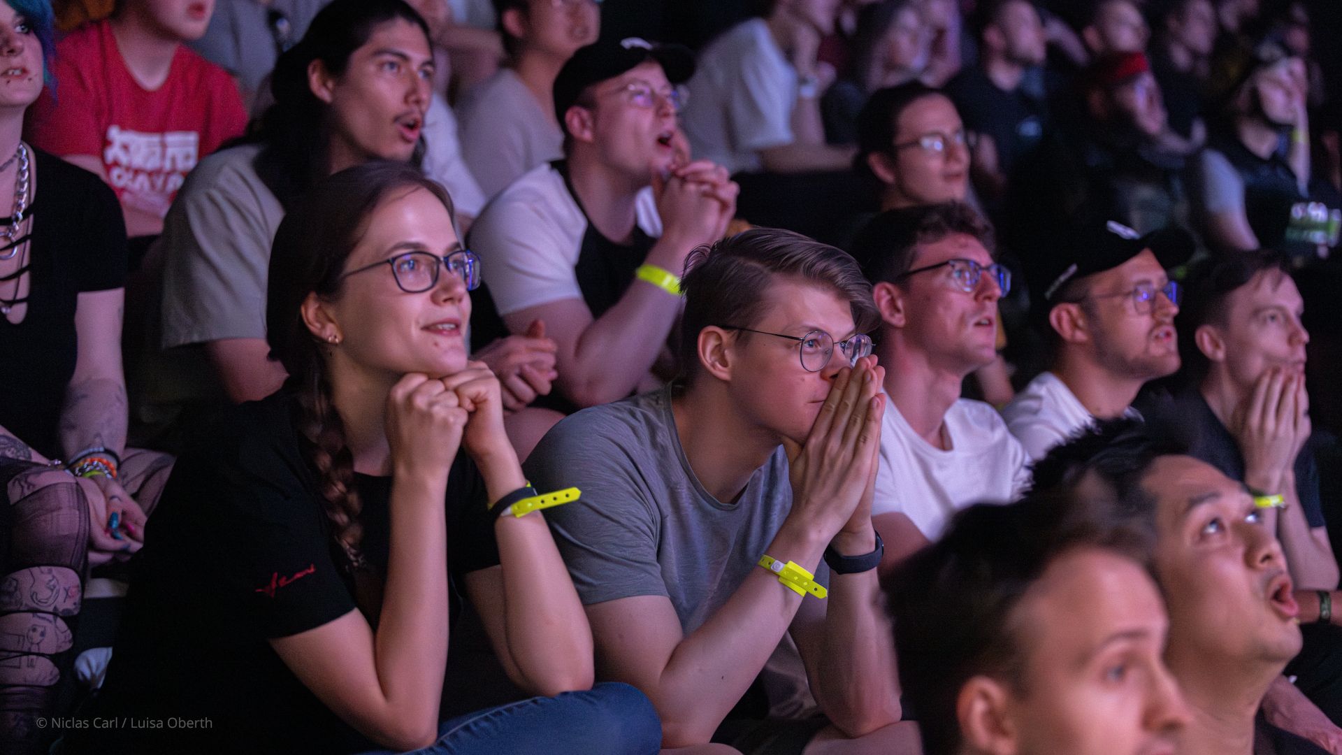 Audience reacting to a Rainbow Six Siege match