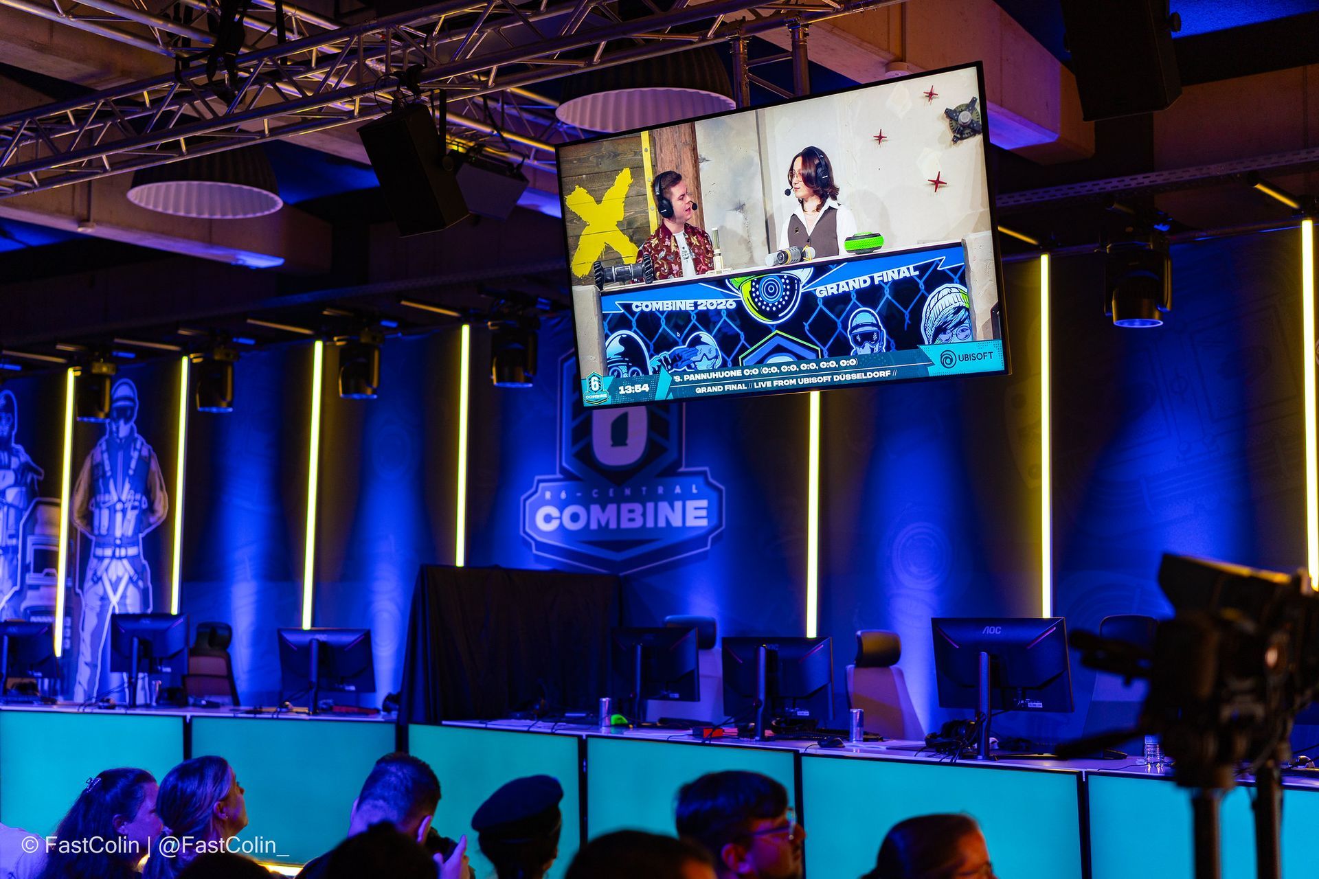 Bühne beim R6 Central Combine 2026 mit Livebild auf dem Screen und Kamera im Vordergrund