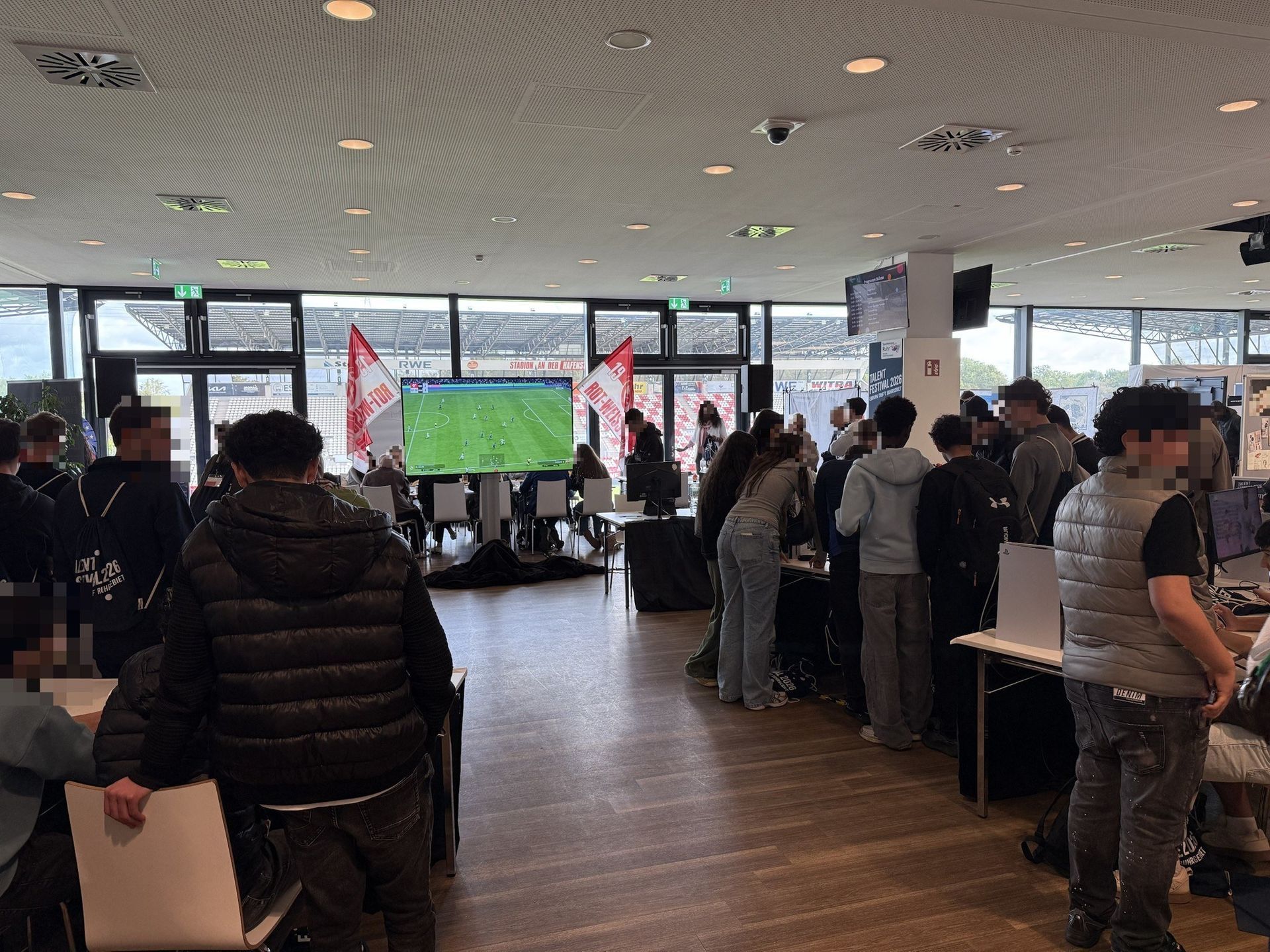 EA FC Gaming-Booth mit Spielstationen und Hauptscreen beim TalentFestival 2026 im Stadion an der Hafenstraße in Essen