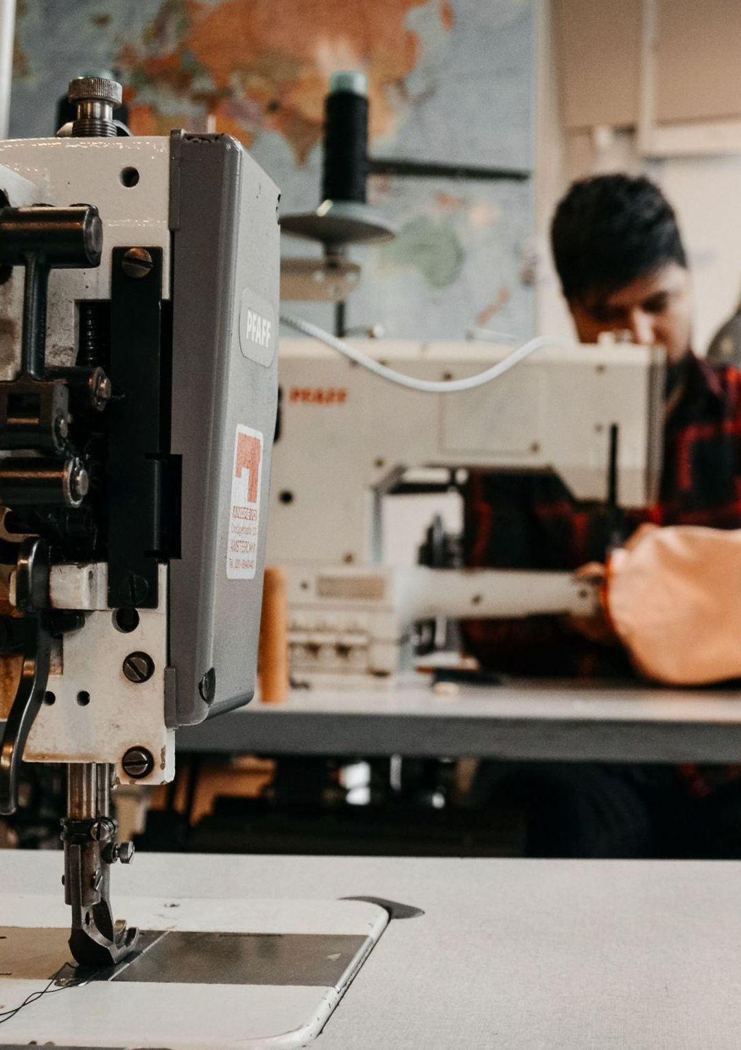 Toegewijde team van Upcycle Lab werkt aan textielupcycling, ondersteunend circulaire economie en sociale inclusiviteit.