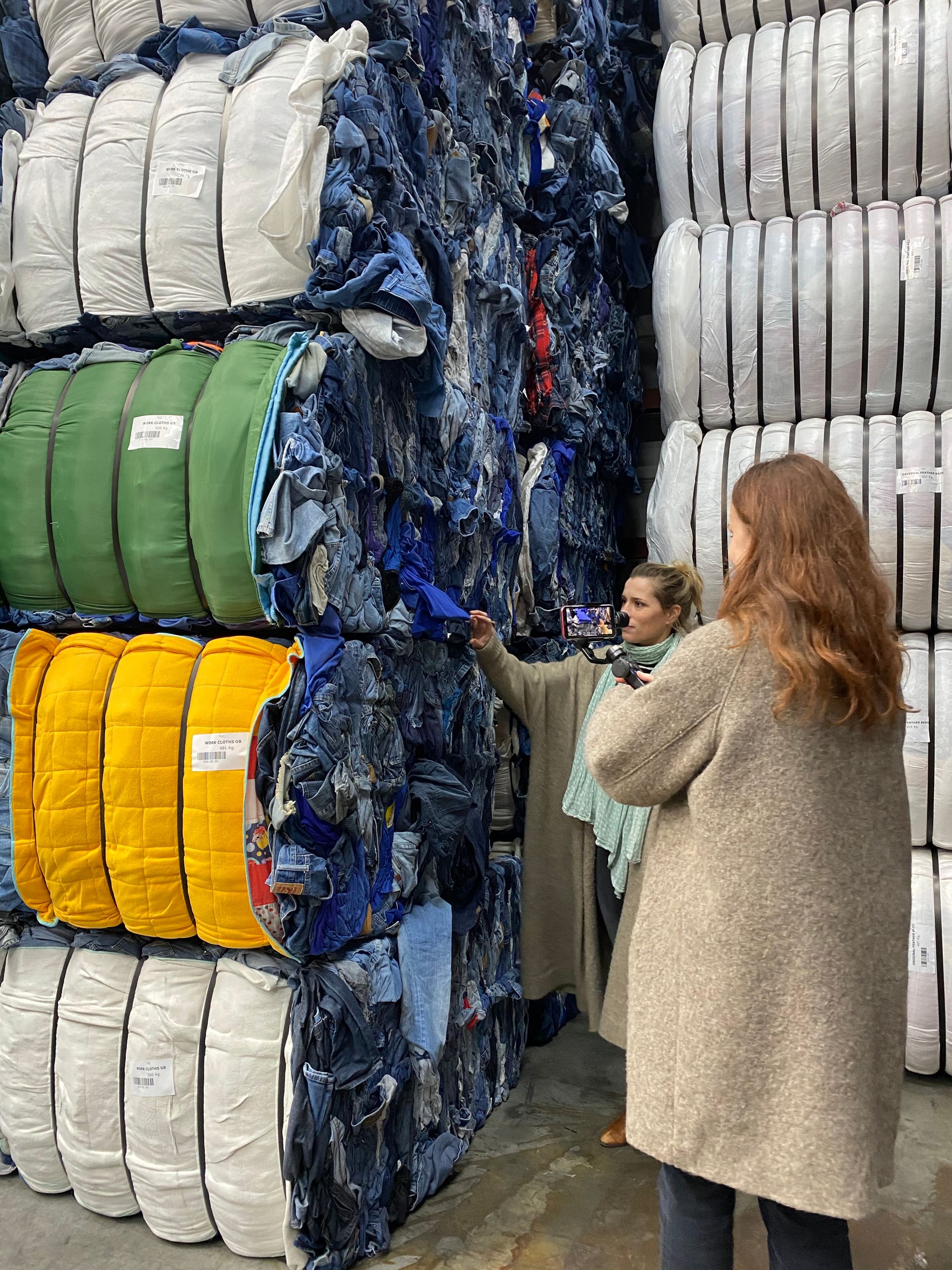 Creatief upcycle-atelier van Upcycle Lab vol met textielmaterialen, waar ambachtslieden textielafval hergebruiken.