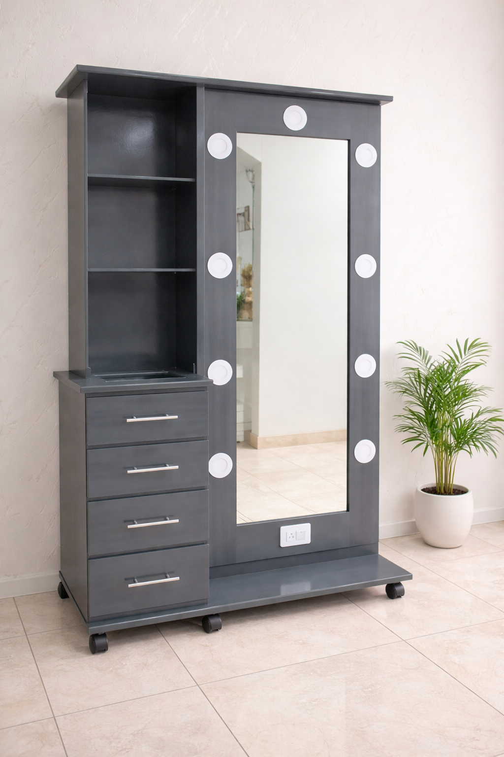Escritorio de madera con espejo, lámpara y silla en un dormitorio o vestidor luminoso.