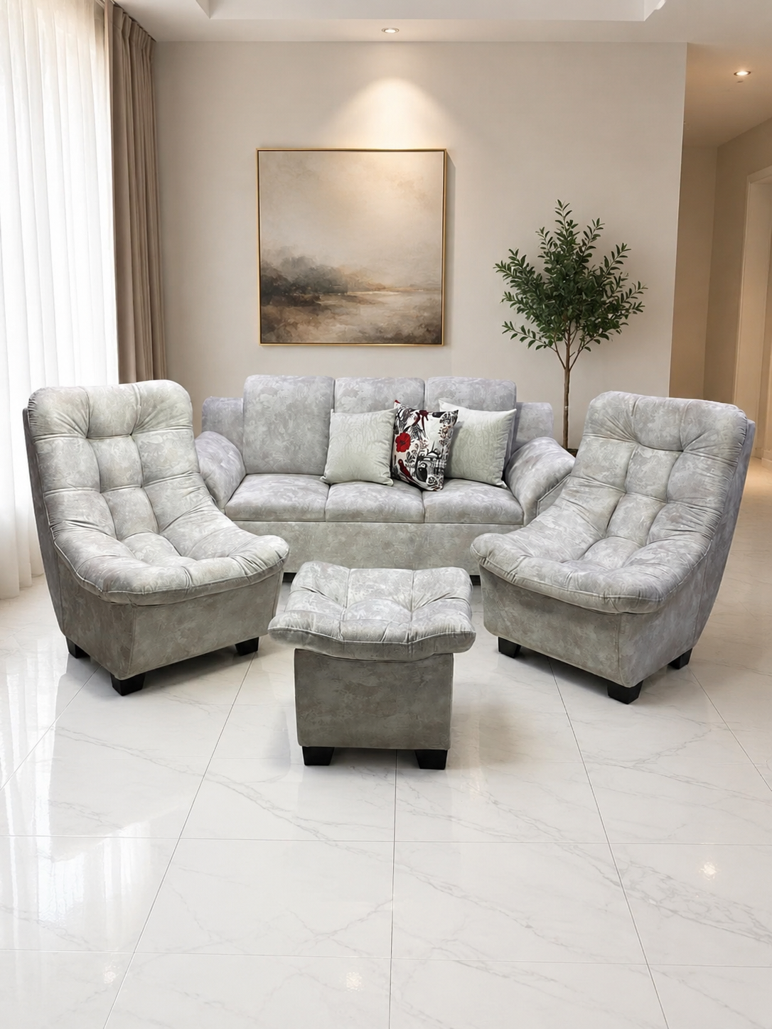 Conjunto de sofá blanco capitoné para salón con dos sillones y otomana en una exposición de muebles.