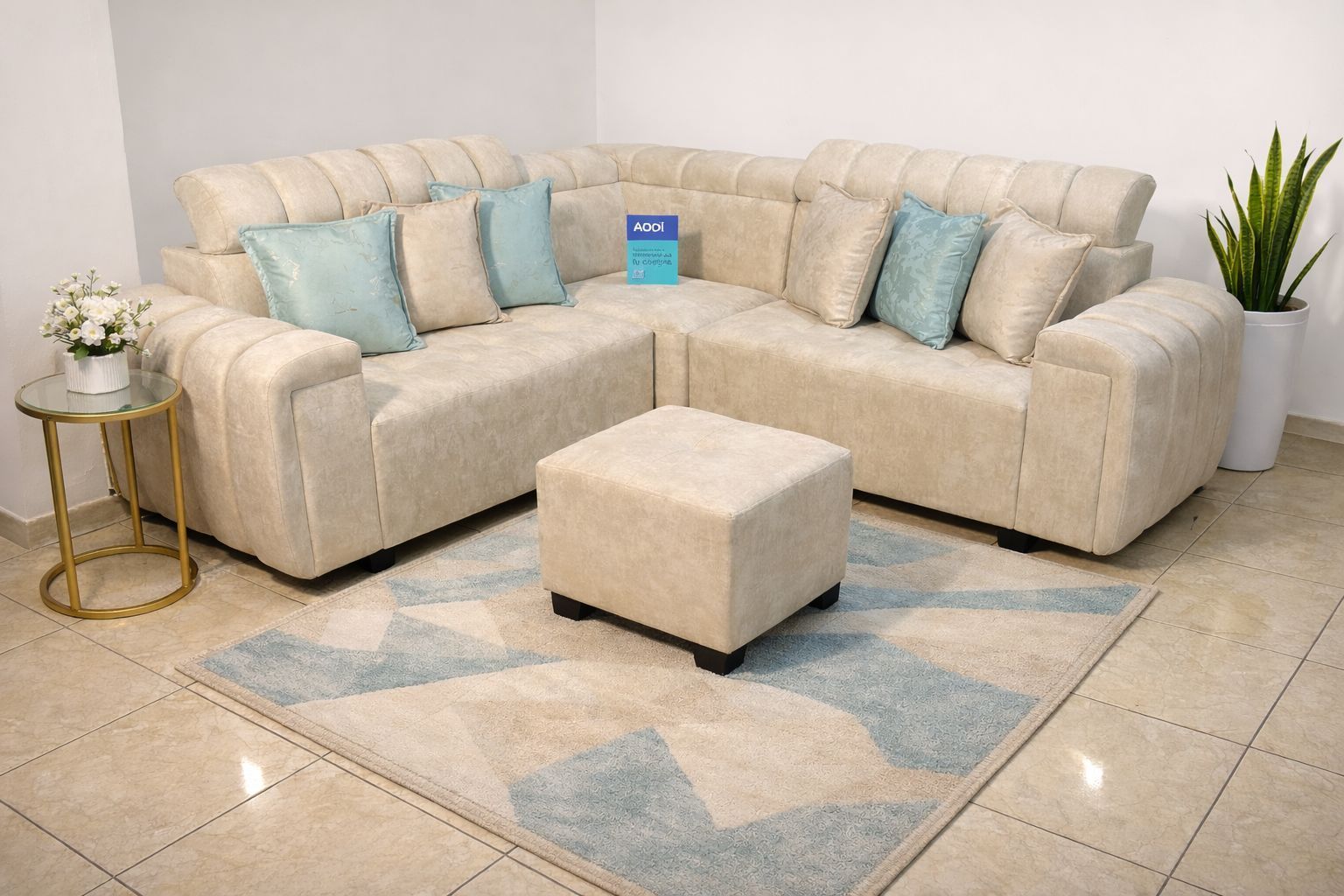 Acogedora sala de estar con un sofá gris, cojines beige, una manta y una lámpara