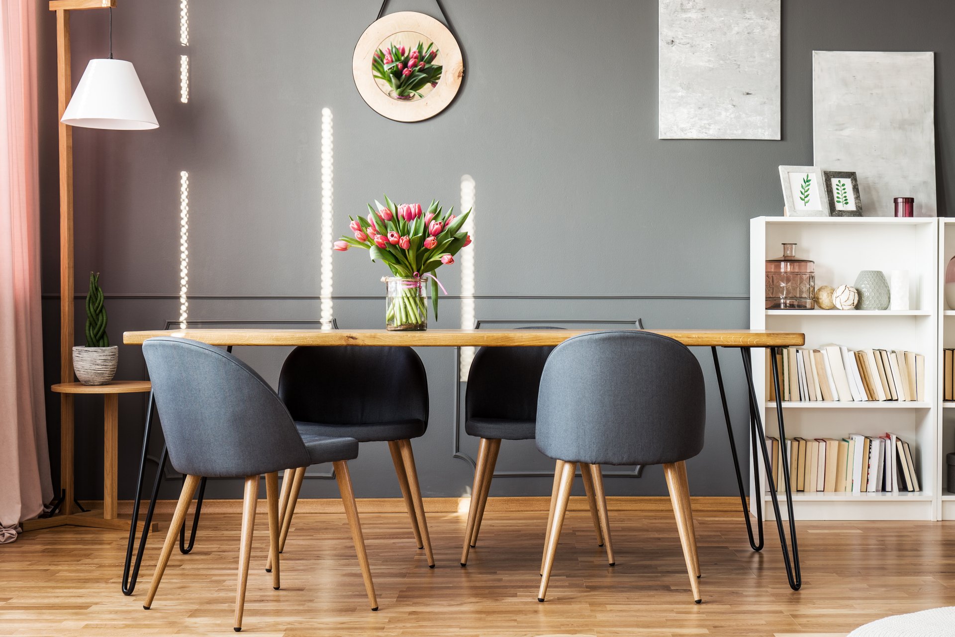 dining-table-and-tulips-2021-08-26-15-45